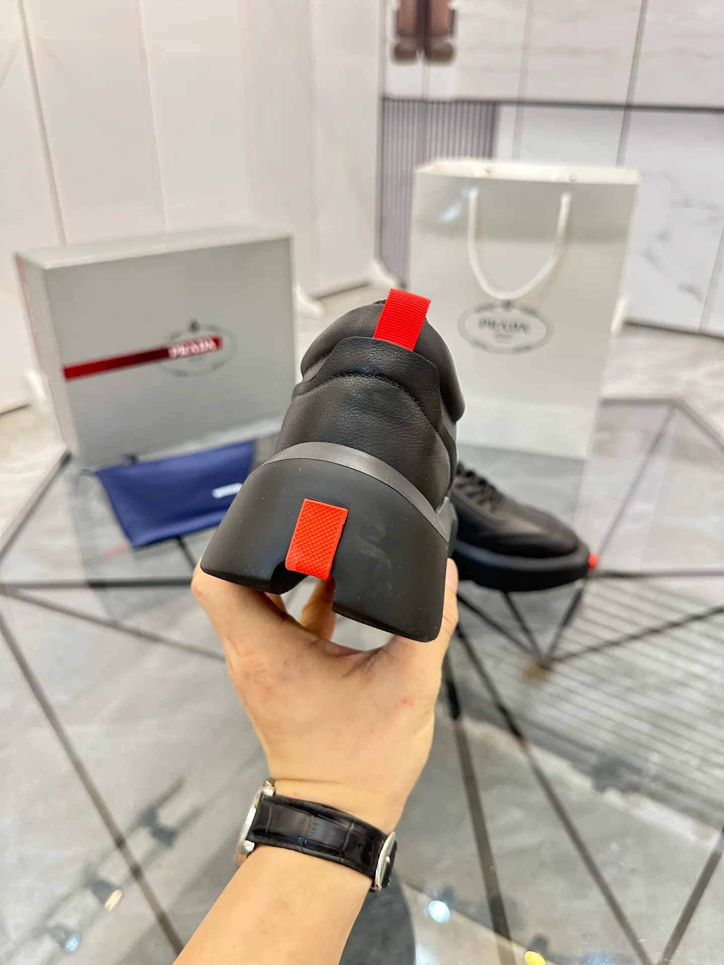 Selling men's shoes 💰: 💰P560¥ High-end top quality Product trademark: Prada * "Prada*" low-top casual shoes Regular size: 35-45 (can be customized to 46) Couple style Product material: imported first-layer cowhide leather upper, breathable lining, original outsole. No.: H201